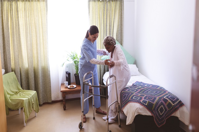 guiding-bed-and-wheelchair-transfers-for-seniors